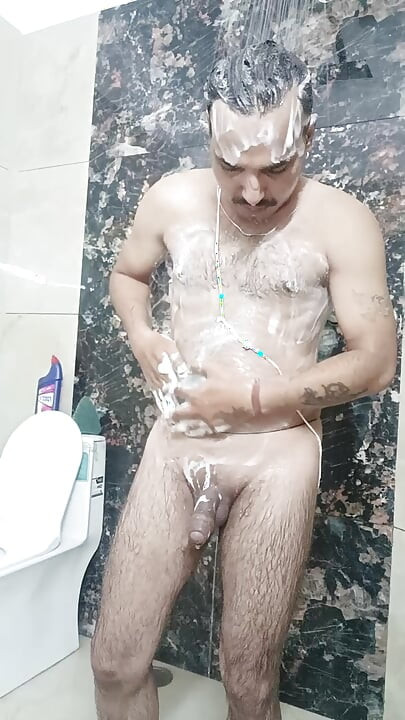 Ινδός άντρας απολαμβάνει ντους και σόου Masterbation με γείτονα