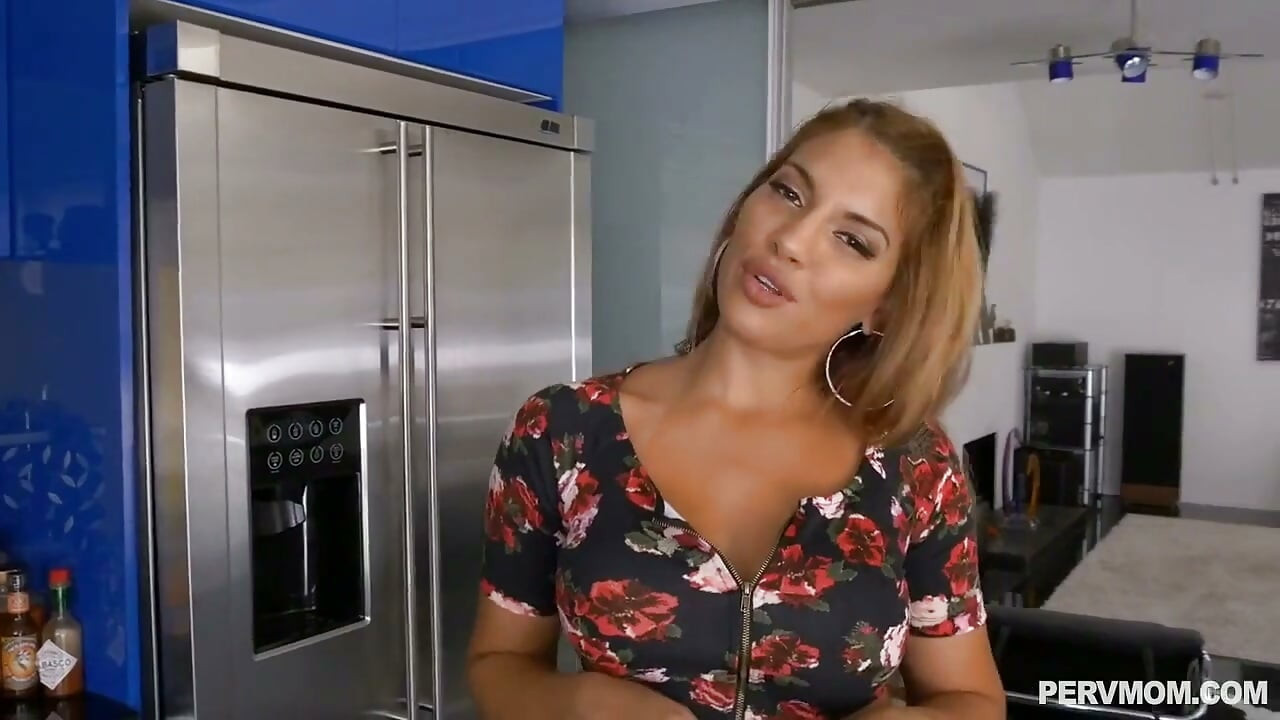 沉迷於我繼子的好朋友：巨乳 Mercedes Carrera 與 Ike Diezel