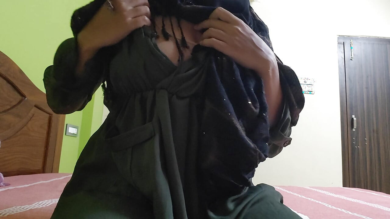 Muslimanska djevojka s prekrasnim sisama i savršenim tijelom, osjeća se napaljeno