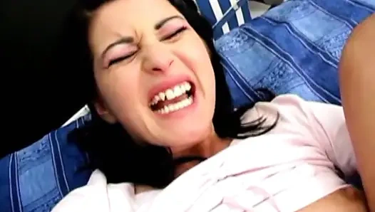 Tatlı sıkı ıslak amcığını aç, küçük fahişe. Güçlü bir şekilde istiyorum