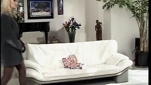 Cewek rambut pirang yang menawan dientot habis-habisan sama cowok gagah kontol besar