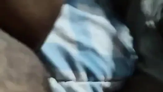 Membuat dia menjilati beberapa madu