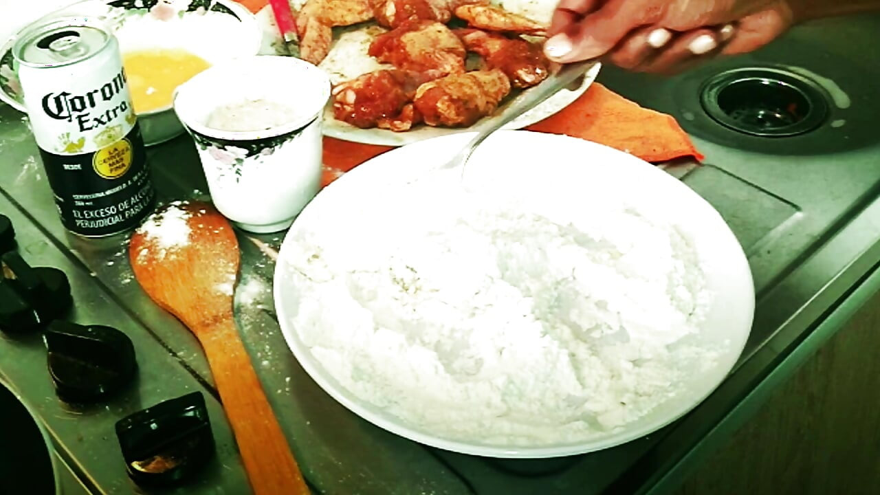 Pablon3grobar - gırtlağına kadar yarakla yemek yapıyor
