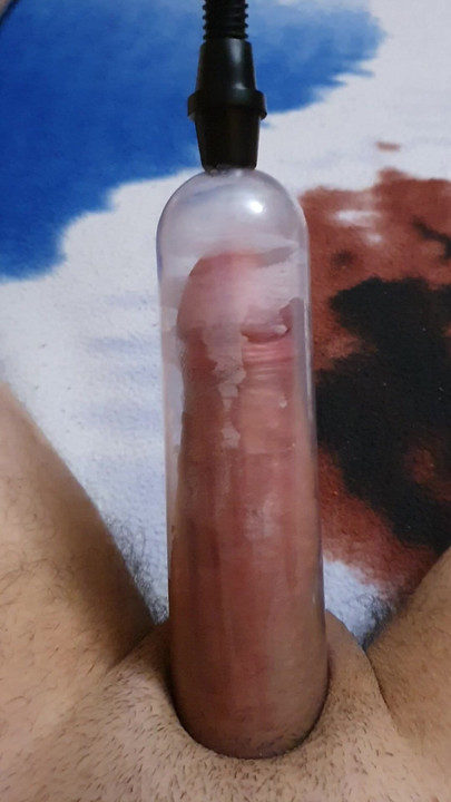 大きなチンポを突き動かす