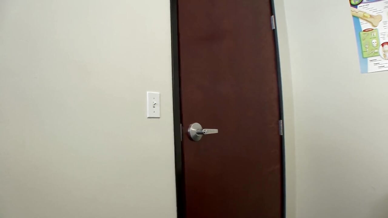 Exame médico fumegante da morena peituda