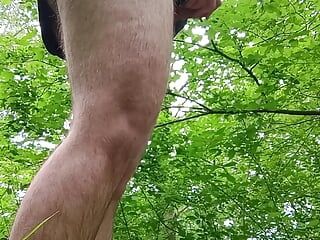 Un papa soumis se masturbe dans les bois