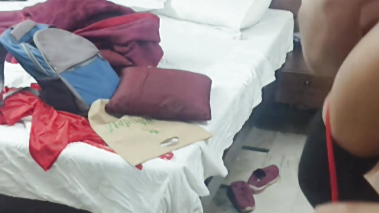 18+ Ινδό κορίτσι κάνει σεξ με τον φίλο του στο δωμάτιο του ξενοδοχείου απολαμβάνοντας βίντεο με σεξ με γκρίνια πλήρους ικανοποίησης