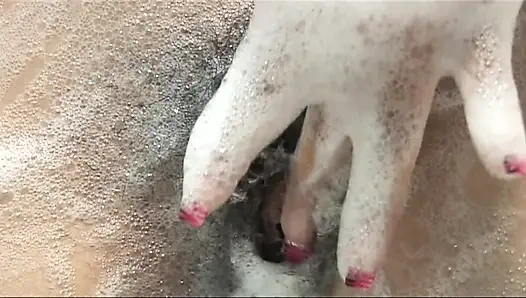 Ngamuk tubuh seksinya di kamar mandi