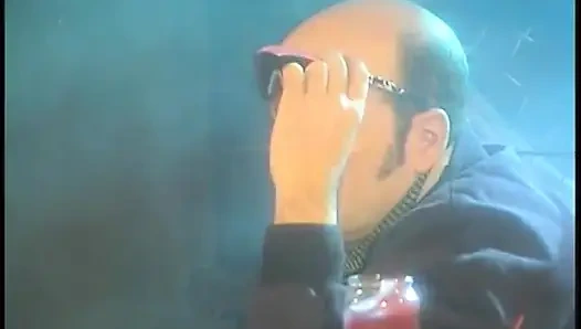 Два везучих мужика получают возможность наблюдать, как блондинка и брюнетка поедают киски друг друга