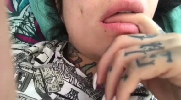 Valentina Davila SG  tocandose las tetas y el choro