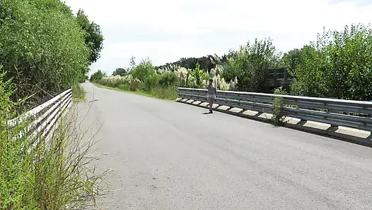 Patricia di jembatan di jalan