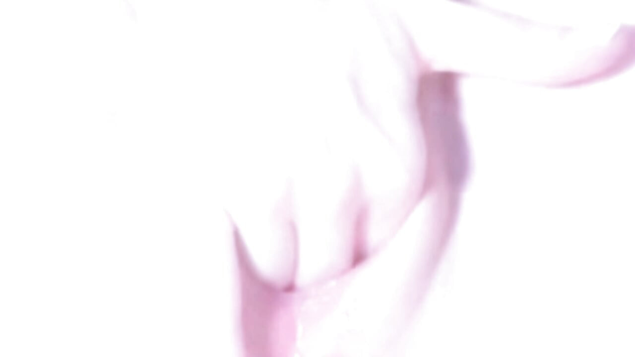 Je joue dans ma chatte rose vierge, masturbation en solo