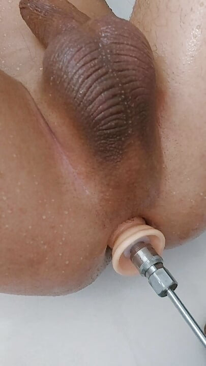 Je joue seul sous la douche anal gay fuckmachine  gros plan