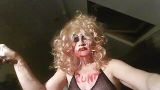 Trans amante della sborra, tgurl, sissy Sarah Millward, brama cazzo, si masturba, fuma, usa la bocca e il naso come posacenere