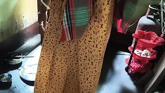 Pertama kali bercanda dengan Bhabi saat dia sedang memasak