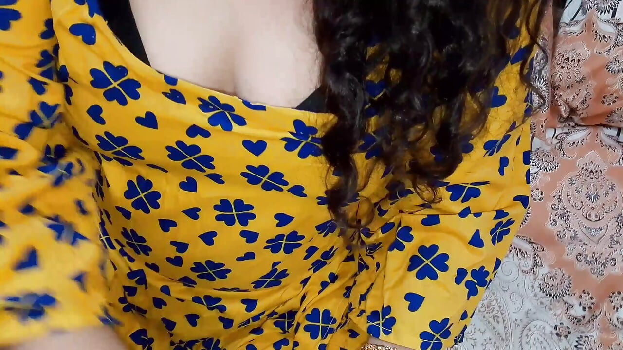 Sexy Bhabhi intentionally showed her bra strip to brother-in-law