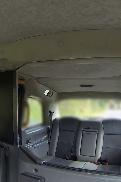 Weibliches Fake Taxi - das versaute mädchen, das ich weiß, sprang heute in mein Taxi, und Chloe lovette verschwendete keine zeit, ihre titten raus zu bekommen