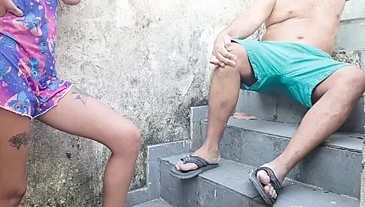 Hat das junge Mädchen hart auf der Analtreppe gefickt