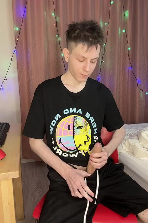 Hızlı yurt mastürbasyonu 23 cm yarakla her yere fışkırtıyor