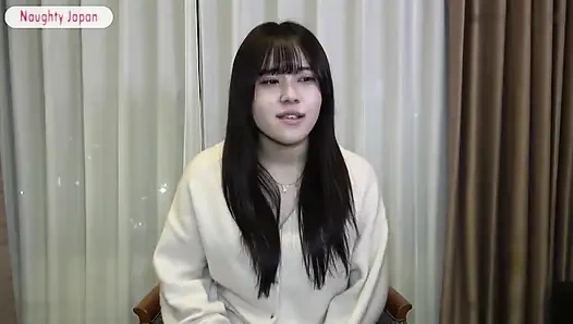 Si cantik berambut hitam yang tenang - tampilan lembutnya menyembunyikan sisi pribadi yang berani
