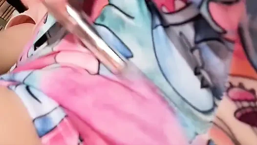 Dadı mastürbasyon yapıyor ve ıslak tangalarını gösteriyor