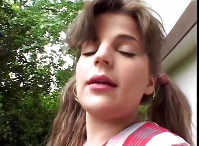 Remaja panas dengan pantat yang menakjubkan memberikan blowjob berair