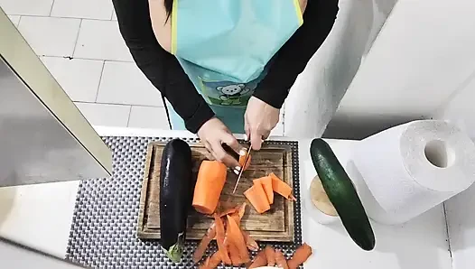 Aç göt deliğime büyük bir salatalık sokuyorum - fetiş