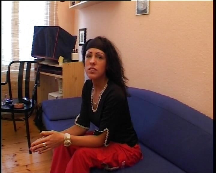 Bakom tyska dörrar är flitigt knullad – hela filmen