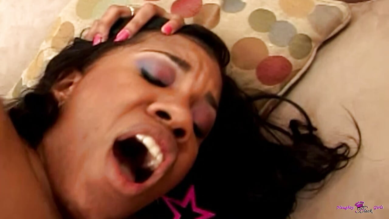 그녀의 흑인 엉덩이를 핥아 이 Mf를 후장 따먹어