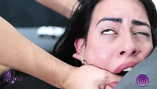 Cowok ini ngebiarkan aku sendirian dan sange berat, jadi aku ngentot sama temannya