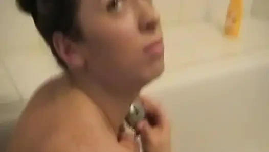 Две немецкие девушки принимают душ вместе в любительском видео