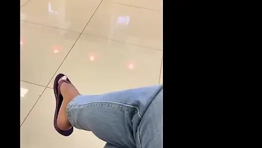 Kiffa lagi asik di ruang tunggu medis