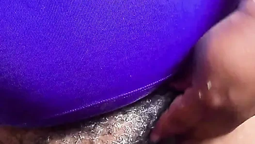 Моет волоски из моей киски, чтобы ты трахнуть ее