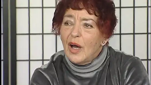 Nenek rambut merah dengan jembut tebal lagi asik muasin memeknya pakai mainan seks di ruangan casting