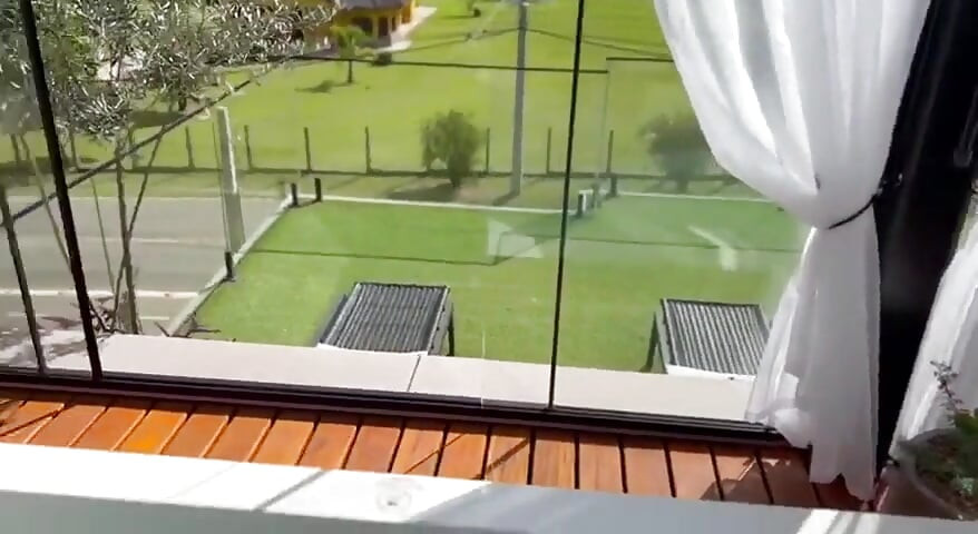 Jeg tog min nabo med på hotellets badeværelse og viste hende mit legetøj
