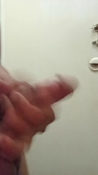 SOLO MANSTURBATE BIJ BADKAMER