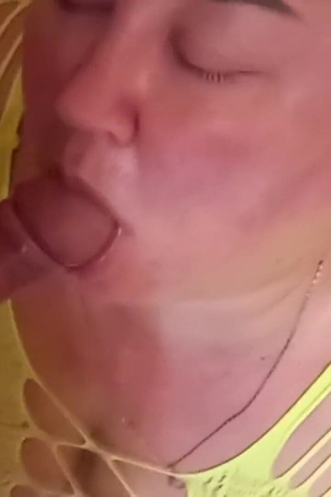 Yarak emiyor ve beni orgazma ulaştırıyor yakın çekim