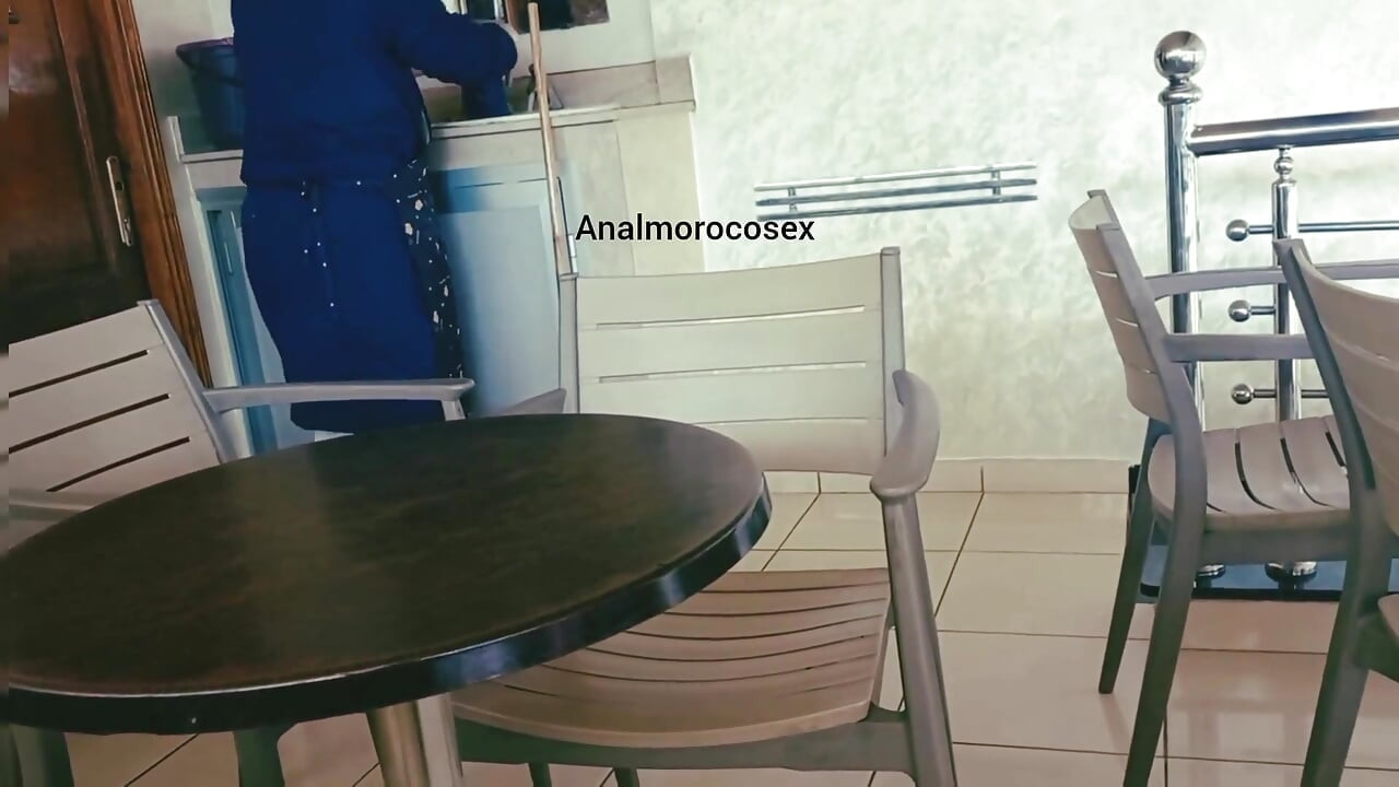 Een Café-schoonmaakster Werd Verliefd Op Een Klant... Het Einde Veranderde Alles