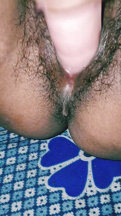 딜도 삽입하는 털이 무성한 보지 바비
