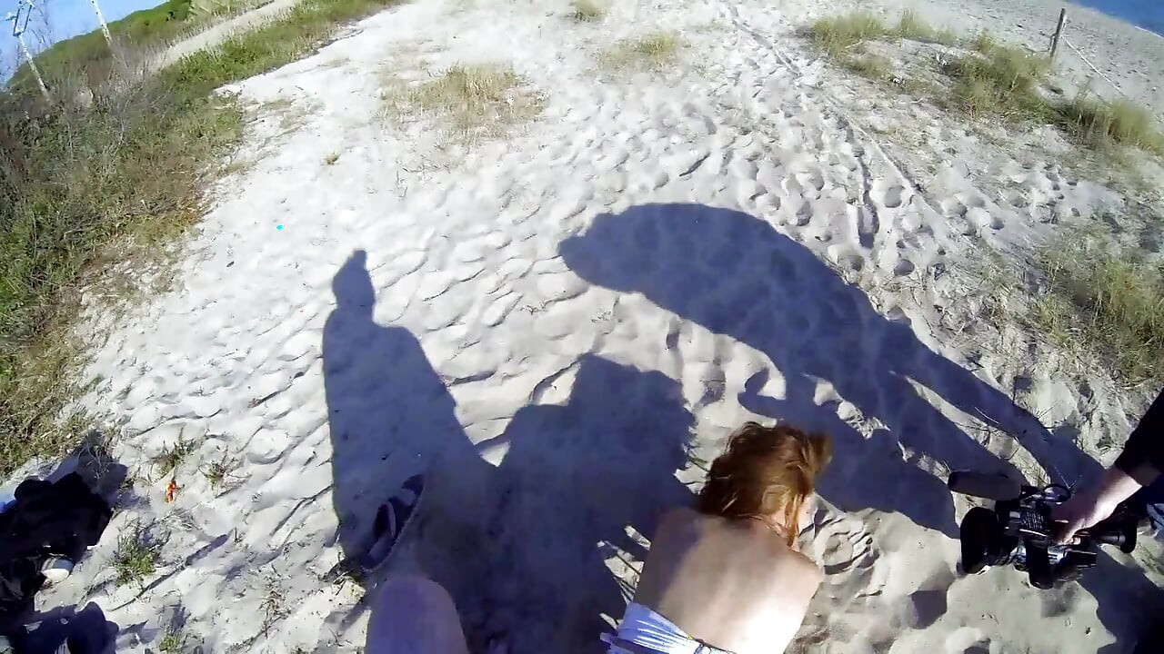 Amaterska brineta jebana na otvorenom na plaži