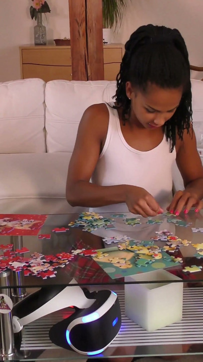 3 Meisjes die puzzels maken Onze perverse cameraman gaat onder rokken | Clip 1