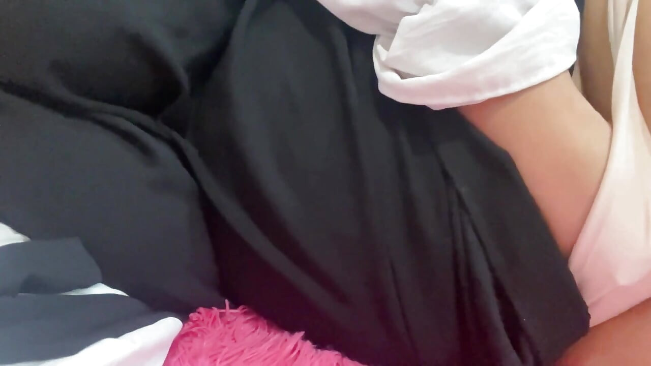 Fatma se corre directamente en sus bragas de un poderoso orgasmo