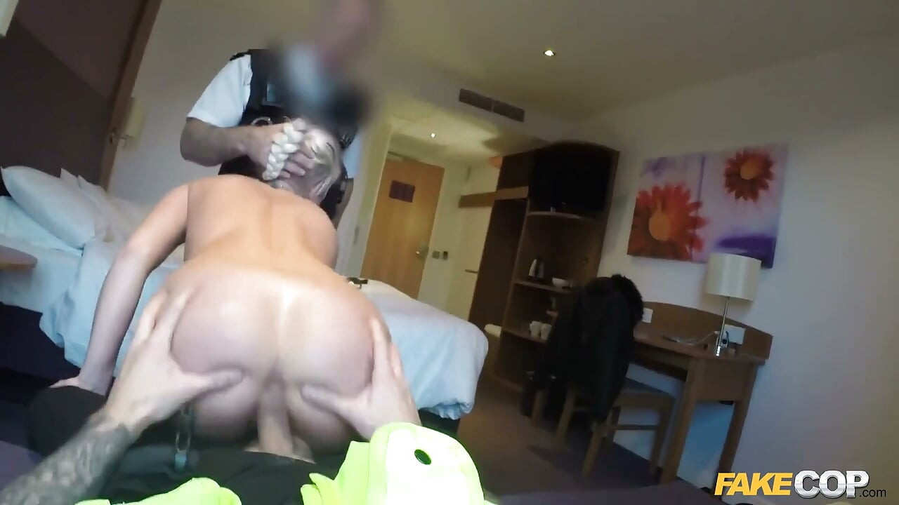 Fake Cop - POV-trekant med et par lesbiske