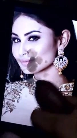 Mouni Roy cum tisztelgés
