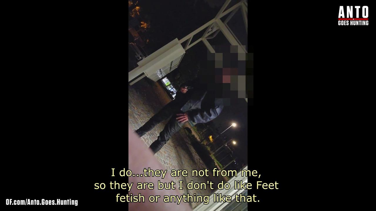 另一个保安走近并说服