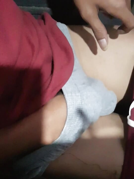 물 범하기 전에 이발하는 아시아 소년