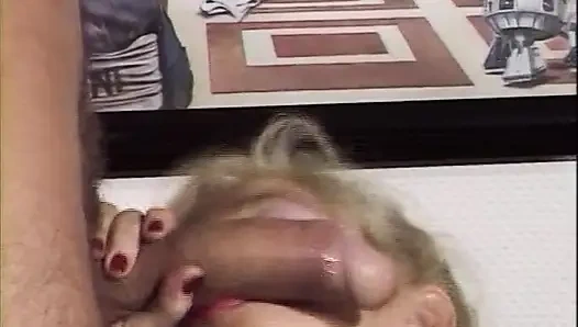 Это дама Bonde из Германии, которая наслаждается двойным проникновением