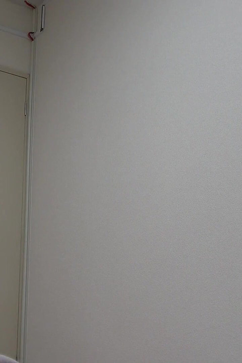 Çıplak önlük, göğüsleri dökün, mini etekli kalçalar ve bacaklar, külotlu tanga, çorap, sevimli Japon kızın seksi temizliği