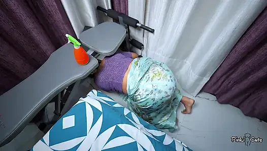 Kaam wali terjebak di meja, pemiliknya menyetubuhi pantatnya yang besar dari belakang.