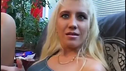 Blonde MILF gibt möpse und wird gepflügt